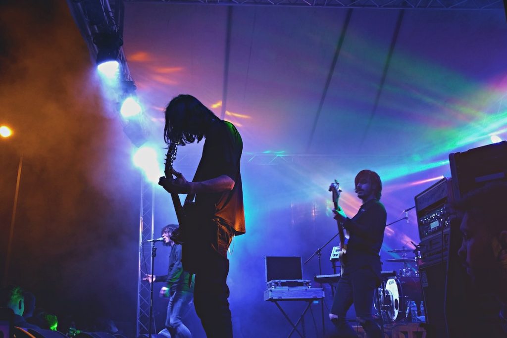 Un grupo de personas interpreta música de oración en un escenario de concierto.