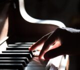 ¿Qué papel juega la música en el acto de adoración?