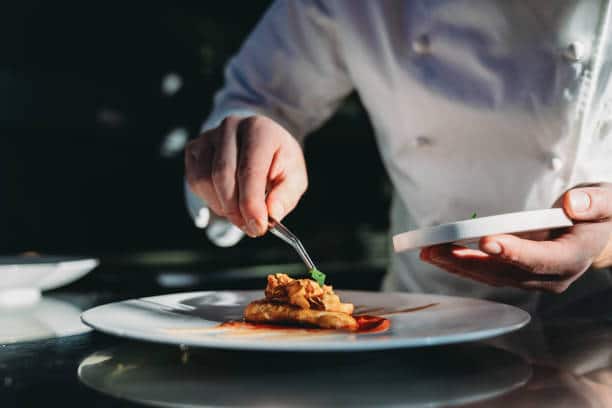 Lady Gaga cocina lecciones de música en casa de músicos famosos con talentos ocultos