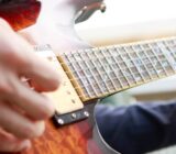 Aprende acordes de potencia en la guitarra para liberar tu energía.