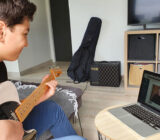 Tomar lecciones de música a través de la cámara web.