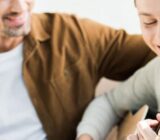 ¿Cómo puedo evitar que mi adolescente deje de escuchar música?