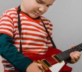 ¿Cuáles son algunos accesorios musicales interesantes para mi hijo?